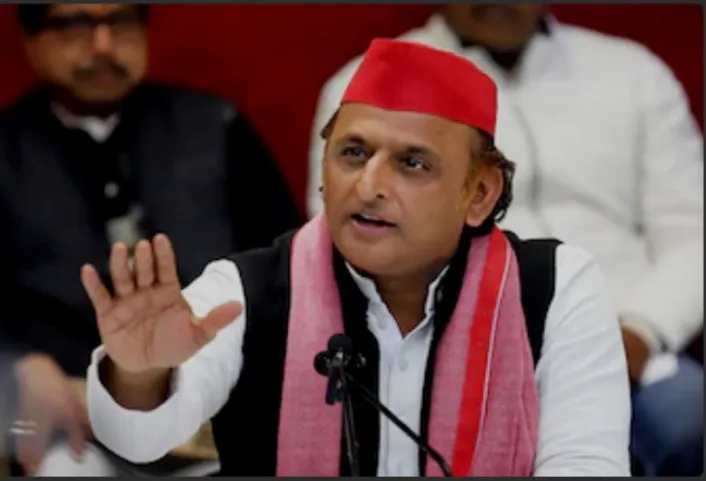 प्रसव के दौरान लापरवाही से मौत: पीड़ित परिवार के साथ खड़े हुए अखिलेश यादव, भेजा 1 लाख का चेक