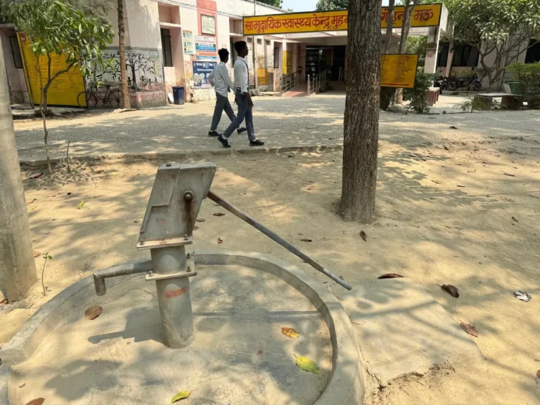 भीषण गर्मी में प्यासा सामुदायिक स्वास्थ्य केंद्र, खराब पड़ा इंडिया मार्का हैंडपंप