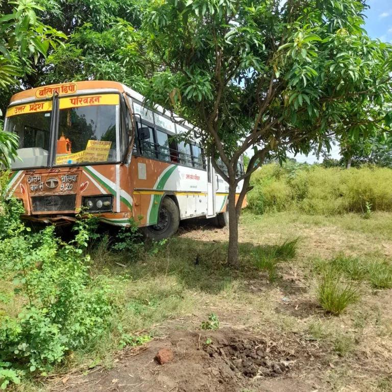 मऊ-बलिया सीमा पर बड़ा हादसा टला, रोडवेज बस खेत में उतरी, यात्री सुरक्षित