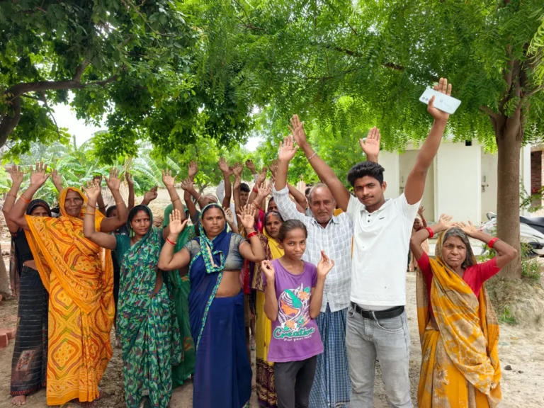 15 दिनों से अंधेरे में डूबा चरुईडीह गांव, बिजली विभाग के खिलाफ ग्रामीणों का प्रदर्शन