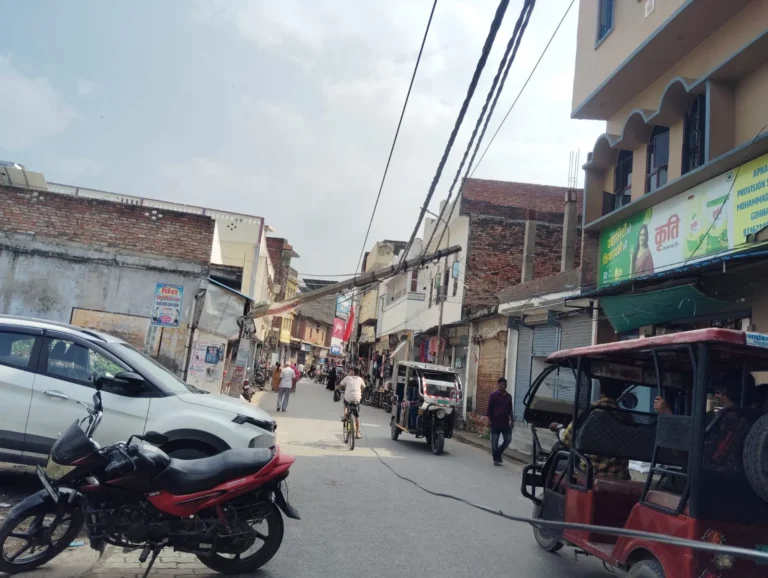 मोहम्मदाबाद गोहना में विद्युत पोल टूटकर लटका, बड़ा हादसा टला