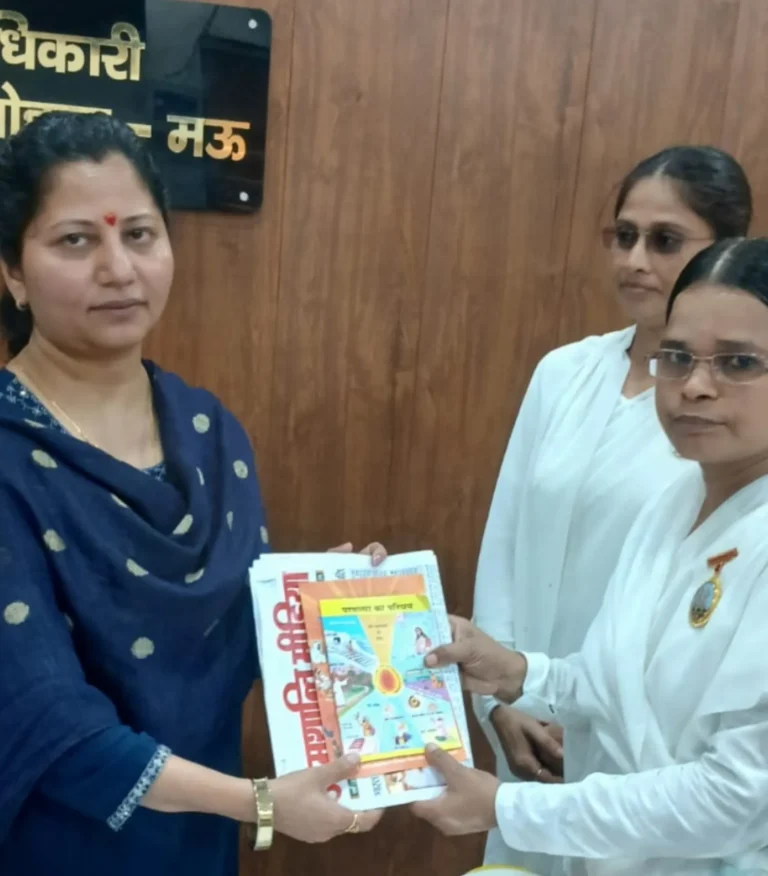 रक्षाबंधन पर एसडीएम समेत अधिकारियों को बांधा रक्षा सूत्र