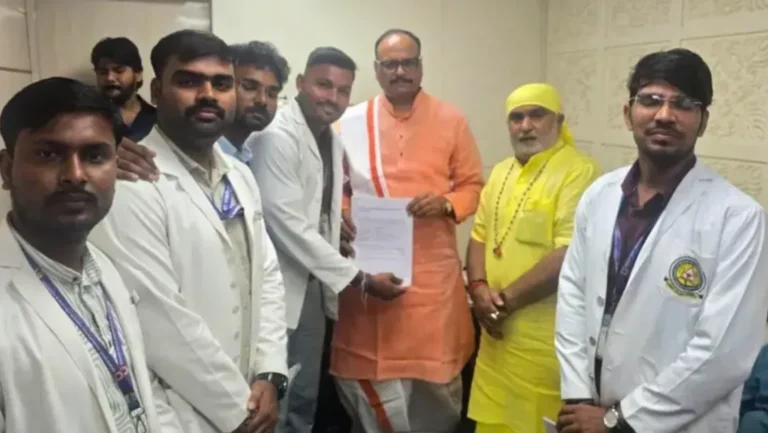 डिप्टी सीएम ब्रजेश पाठक को ज्ञापन सौंप आयुष चिकित्सकों ने उठाई मानदेय विसंगति दूर करने की मांग