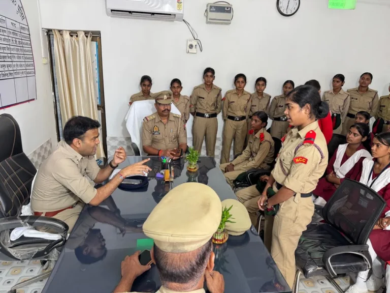 मिशन शक्ति के तहत छात्राओं को किया जागरूक, पुलिस ने निकाला रूट मार्च